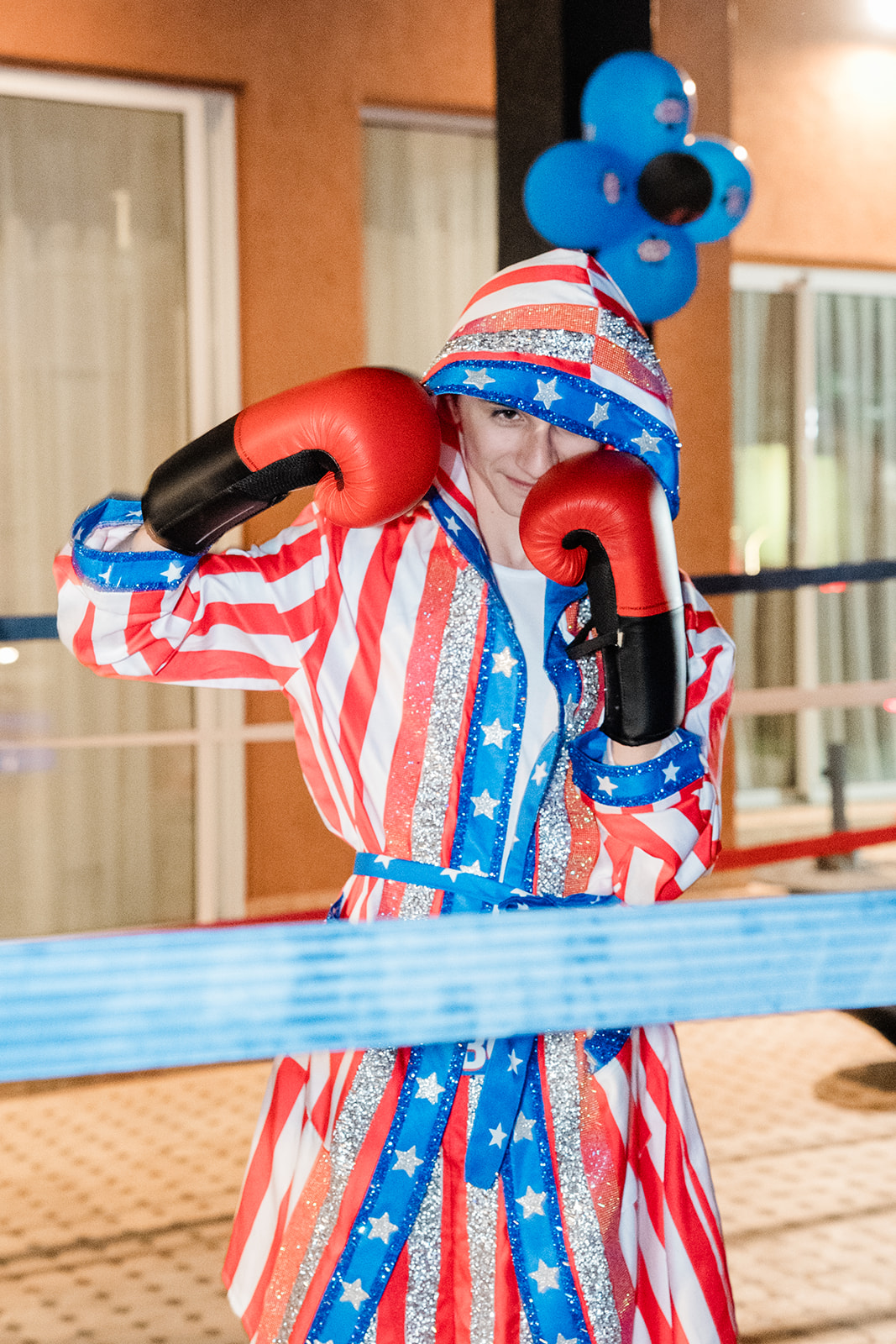 Photo souvenir avec costume à thème inspiré de la boxe pour l'animation de la soirée
